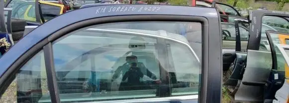 KIA Sorento Rear door window glass