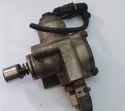 Volkswagen Golf V Fuel injection high pressure pump 03C127025R