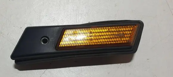 BMW 5 E34 Front fender indicator light 8357050