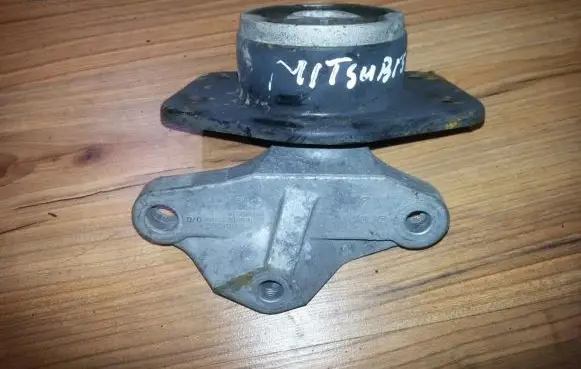 Mitsubishi Colt Engine mount bracket mr961612