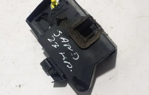 Dacia Sandero III Rear door lock 825033052R
