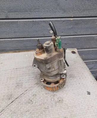 Renault Megane II Fuel injection high pressure pump 9303Z111B