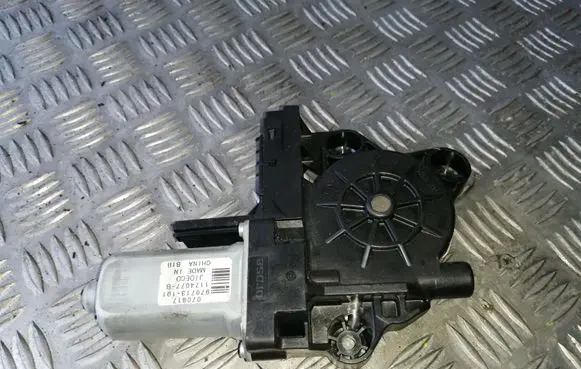 Volvo V70 Front door window regulator motor 970713