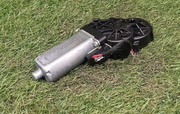 Volkswagen PASSAT B6 Seat adjustment motor 0390203225 821418074