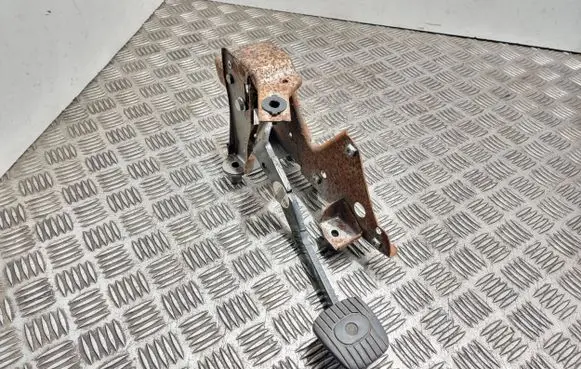 Nissan Note (E11) Brake pedal D07255a
