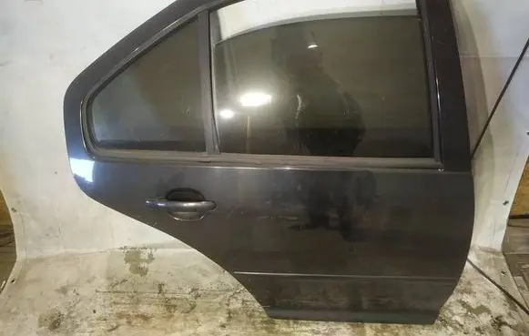 Volkswagen Bora Rear door juodos