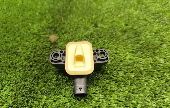 Mercedes-Benz CLA C117 X117 W117 Airbag deployment crash/impact sensor A1668210351