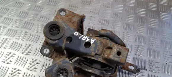 Nissan Primera Engine mount bracket