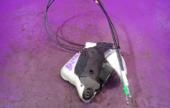 Toyota Yaris Front door lock 