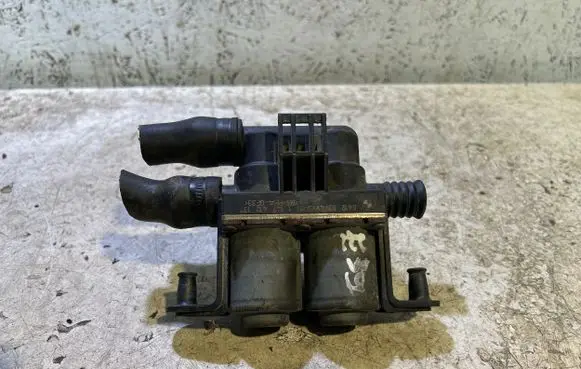 BMW 5 E39 Coolant heater control valve 1147412137 8374995