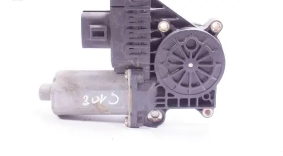 Volkswagen PASSAT B5 Front door window regulator motor 0130821770