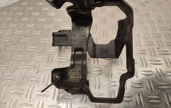 Volvo V60 Power steering pump mounting bracket 31329016 C6S4B A0027142