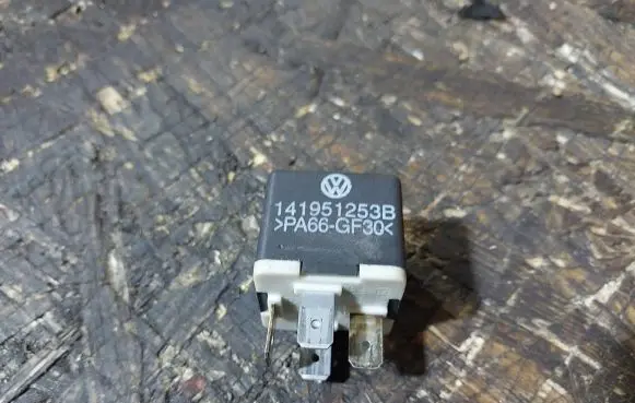 Volkswagen PASSAT B4 Other relay 141951253B