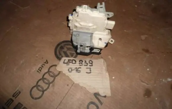 Audi A4 S4 B8 8K Rear door lock 4F0839016J