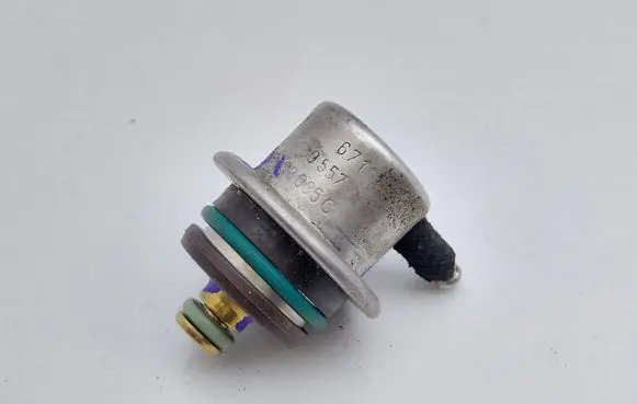 Volkswagen Polo III 6N 6N2 6NF Fuel pressure regulator 037133035C 0280160557