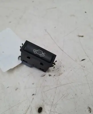 BMW 5 E39 Tailgate opening switch 8365579
