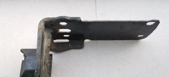 BMW 3 E90 E91 Radiator mount bracket 51647117 23781010
