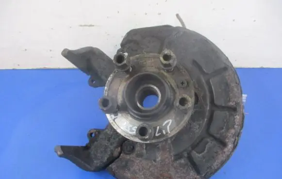 Volkswagen Polo IV 9N3 Front wheel hub spindle knuckle