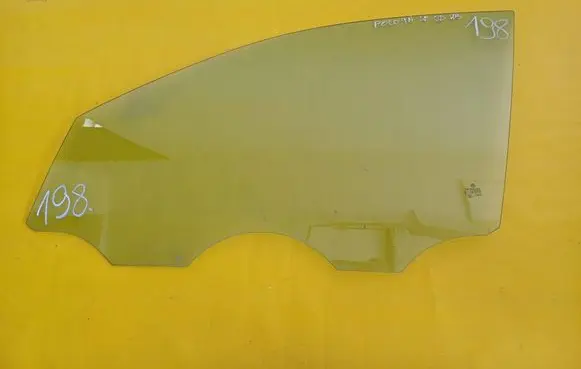 Volkswagen Polo IV 9N3 Front door window glass four-door