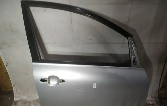 Toyota Avensis Verso Front door pilkos