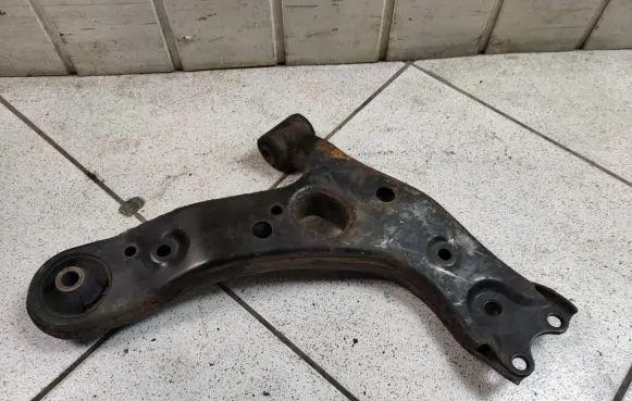 Toyota Prius+ (ZVW40) Front control arm KT10036