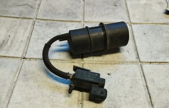 BMW 3 E46 Vacuum air tank 1318212