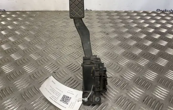 Accelerator throttle pedal