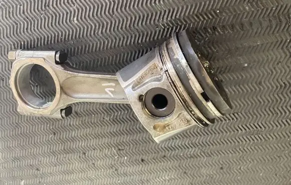 Ford Kuga I Piston with connecting rod