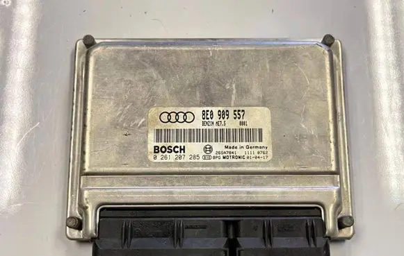 Audi A4 S4 B6 8E 8H Engine control unit/module 8E0909557 26SA7841 0261207285