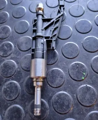 BMW 5 G30 G31 Fuel injector 7639990 10213541