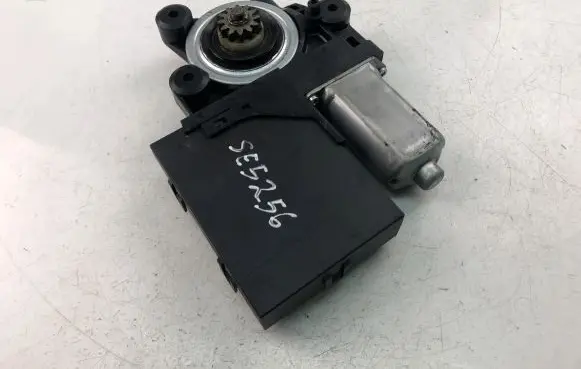 Volvo C30 Front door window regulator motor 979037100