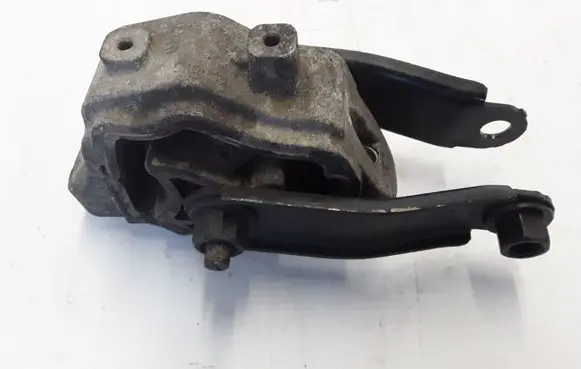 Volvo XC60 Engine mount bracket