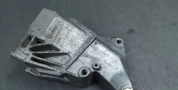 Volkswagen Polo IV 9N3 Engine mounting bracket 030199275B