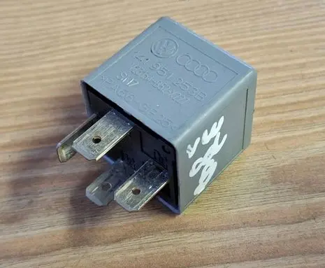 Volkswagen Caddy Other relay 141951253B PA66GF25 V23134B52X227