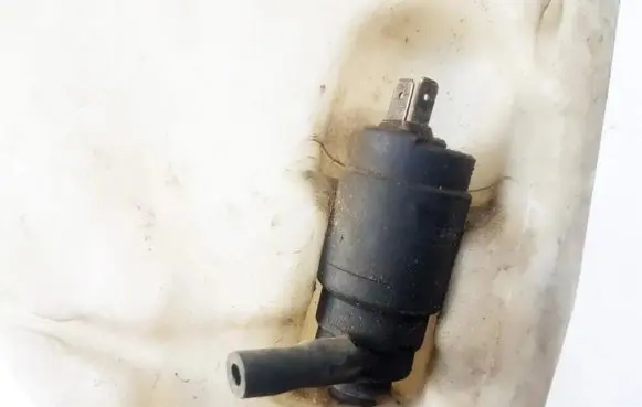 Volkswagen Golf III Windscreen/windshield washer pump