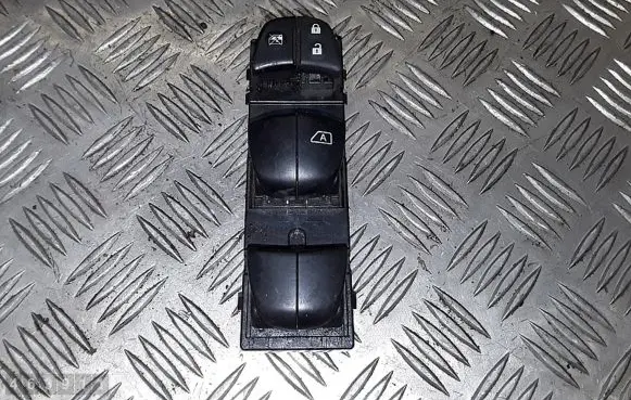 Nissan Qashqai Electric window control switch