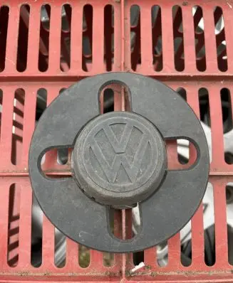 Volkswagen Golf I Original wheel cap 871601171