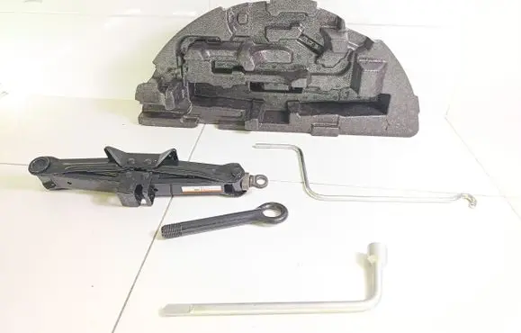 Toyota Prius+ (ZVW40) Tool set 6477747070