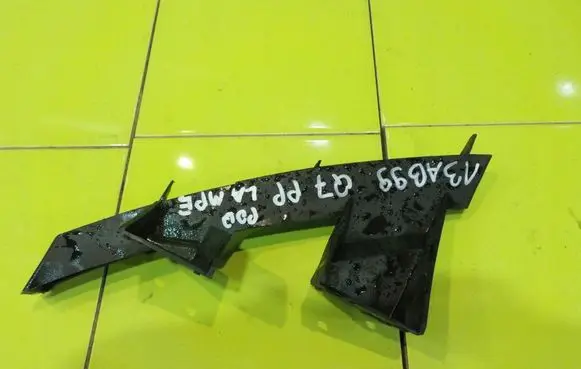 Audi Q7 4L Front bumper mounting bracket 4L0807334