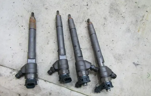 Opel Vivaro Fuel injectors set H8201055367