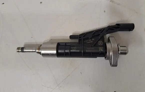 BMW 2 F22 F23 Fuel injector 7639990 8625396
