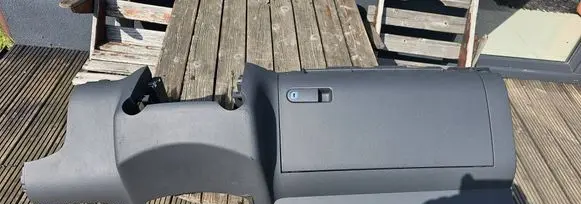 Volkswagen Touareg I Glove box 7l6858904