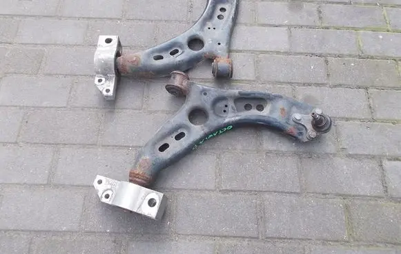 Skoda Octavia Mk2 (1Z) Front lower control arm/wishbone
