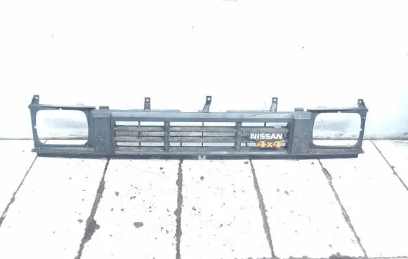 Nissan King Cab Front bumper upper radiator grill 744111NN3000
