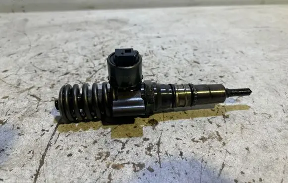 Volkswagen Golf V Fuel injector 03G130073G