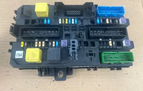 Opel Zafira B Fuse module 13220832 5DK00866973