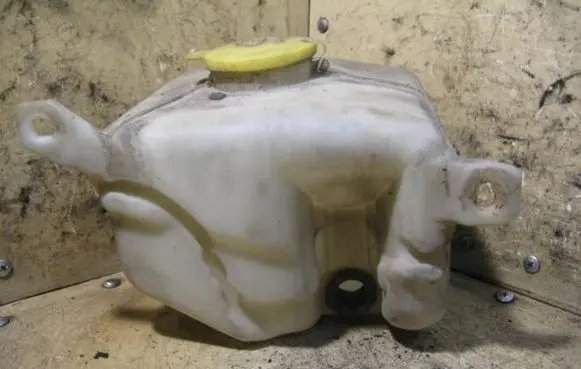 KIA Sportage Windshield washer fluid reservoir/tank