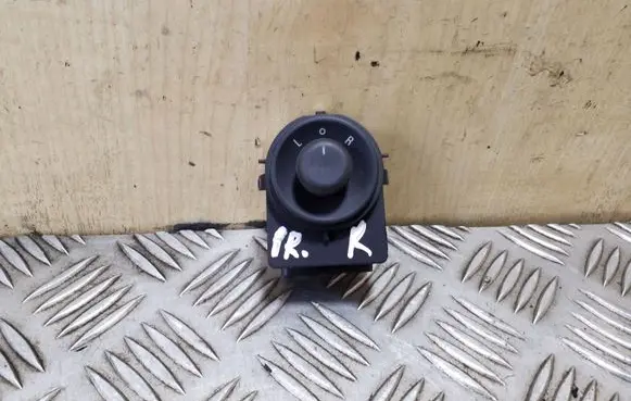 Opel Astra J Wing mirror switch 13271827