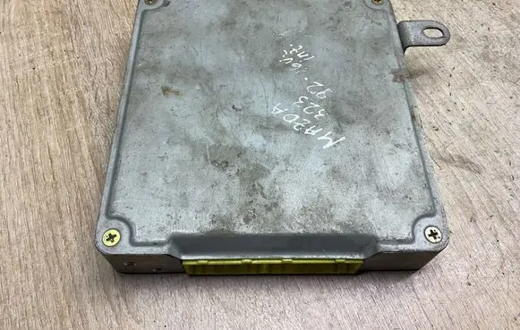 Mazda 323 F Engine control unit/module B67k18881b