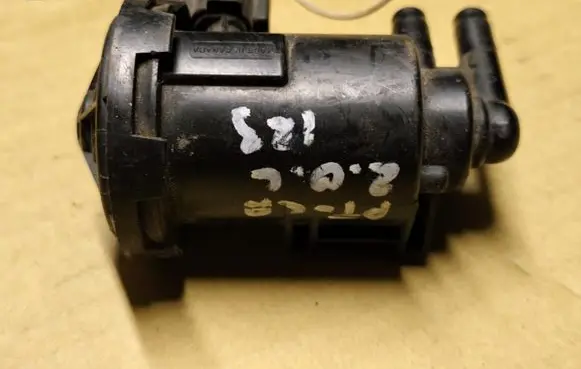 Chrysler PT Cruiser Vacuum valve 04669569